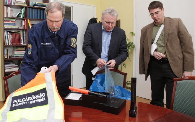 2014/03/adomanyok01.jpg