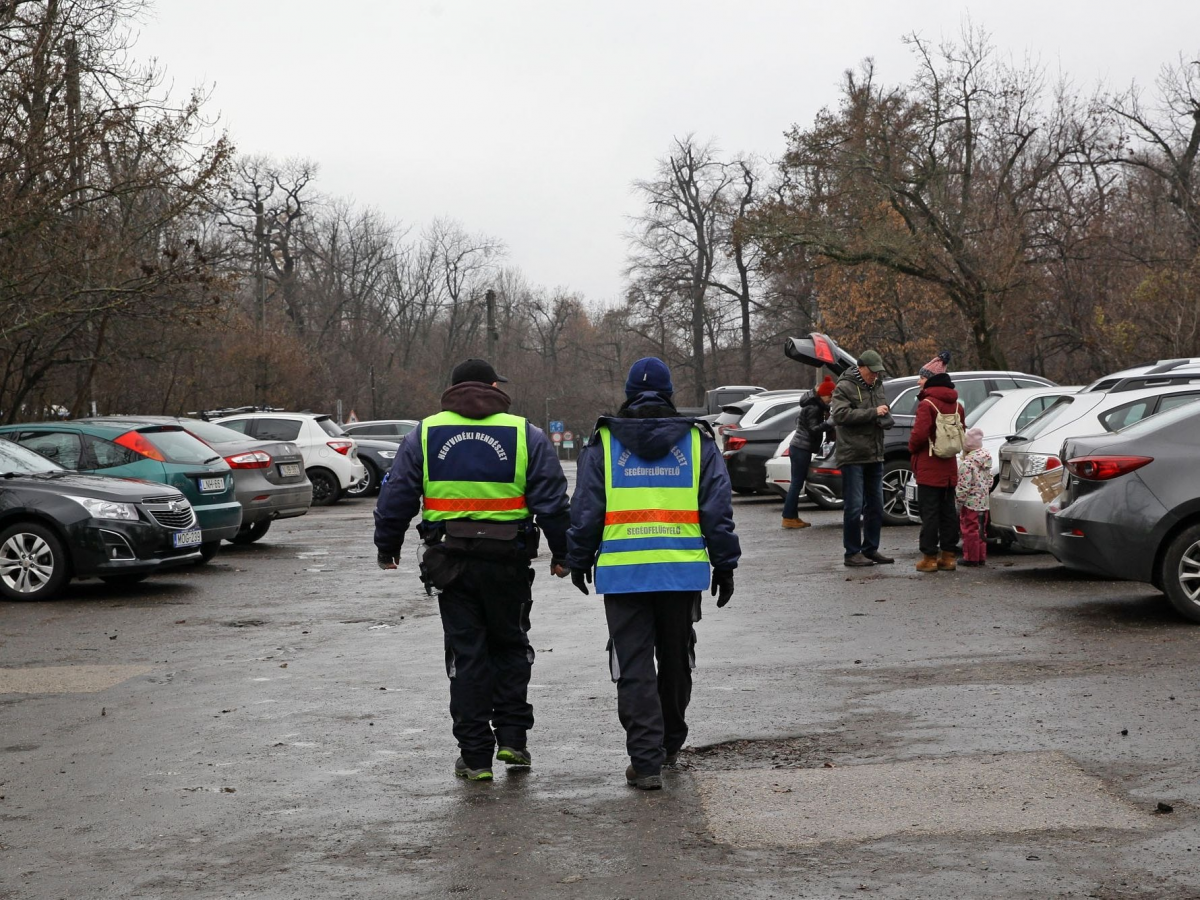 Visszafordítja az autókat a Normafán a rendészet, ha betelt a parkoló Visszafordítja az autókat a Normafán a rendészet, ha betelt a parkoló