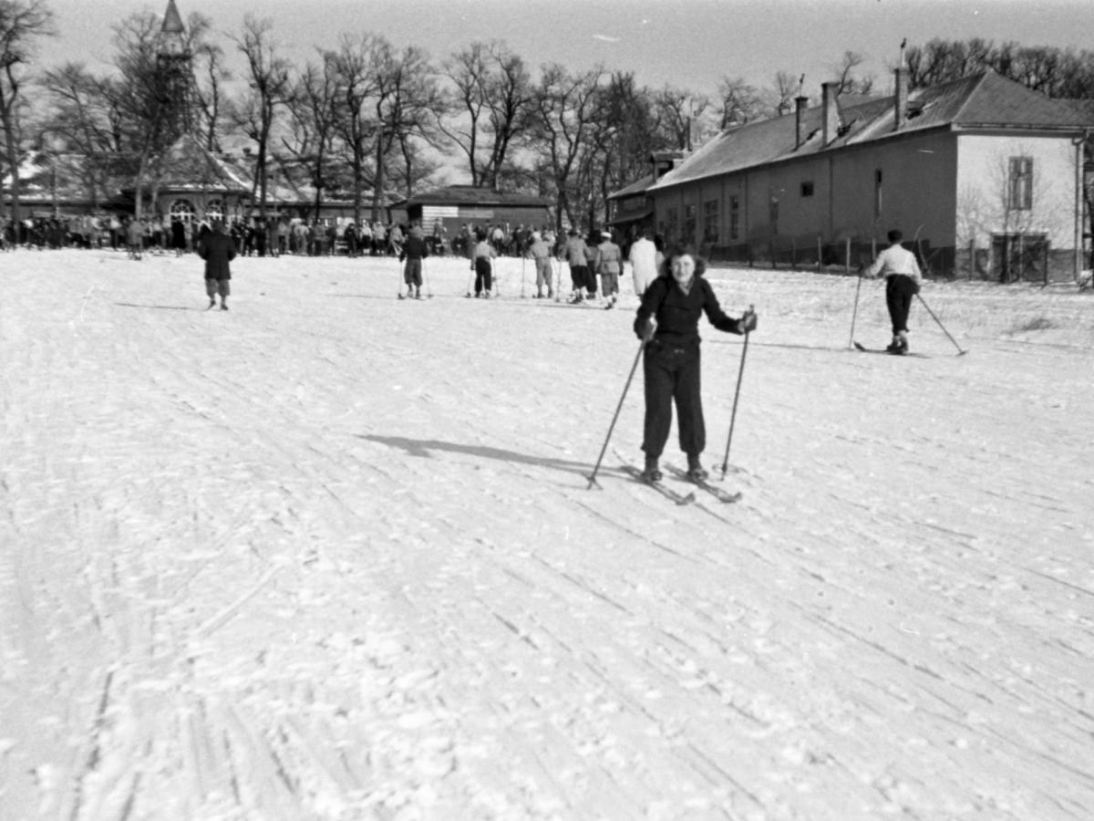 Külön a pályákon a síelők és a szánkósok Külön a pályákon a síelők és a szánkósok