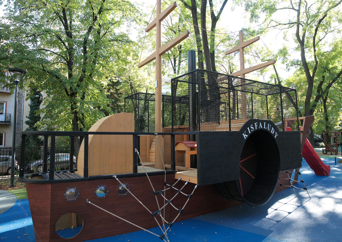 Reformkori játszótér épült a Hollósy Simon utcában Reformkori játszótér épült a Hollósy Simon utcában