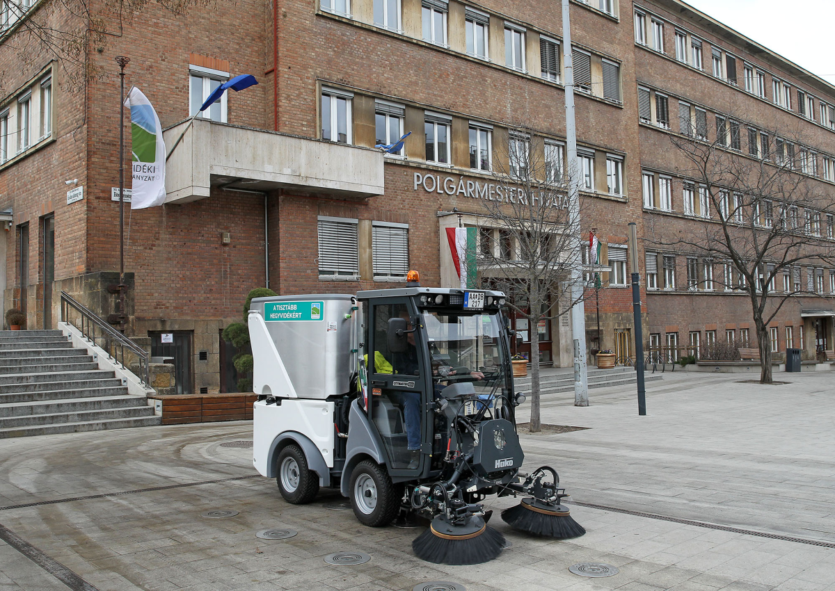 A new machine cleans the sidewalks